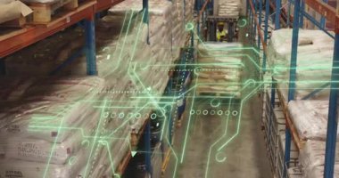 Forklift operatörü lojistik merkezinde AR rehberliği alıyor, palet alımını ve yerleştirmeyi optimize ediyor. Sanayi, lojistik, otomasyon, depo, teknoloji, verimlilik, tedarik zinciri