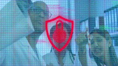 Akıllı telefon tutan ve güvenlik kontrolü yapan kamera görüntülerini dinleyen bir adam var. Siber güvenlik, takım çalışması, yenilik, dijital, koruma, teknoloji, şirket