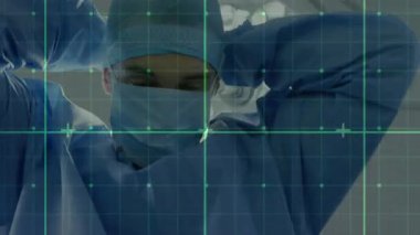 Cerrahlar ameliyathane çerçevesine yaslanıyorlar. Cyan ızgarası altında ameliyat için maske ve kapak takıyorlar. Tıbbi, sağlık, cerrahi, hazırlık, steril, modern, teknoloji