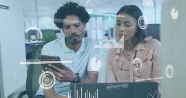 Meslektaşı iş için dizüstü bilgisayarında yüzen grafikleri takip ederken tablet ekranına tıklayan adam. İş, işbirliği, yenilik, analitik, teknoloji, profesyonel, dijital