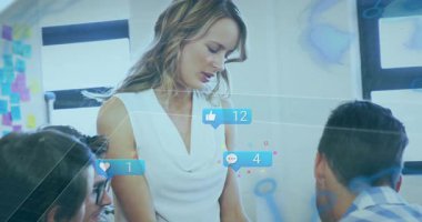 Pazarlama ekibi tablet ekranı tıklatıyor ve yükselen baş parmaklar ve kalp simgeleriyle bağlantı gösteriyor. İşbirliği, takım çalışması, katılım, sunum, modern, profesyonel, dijital