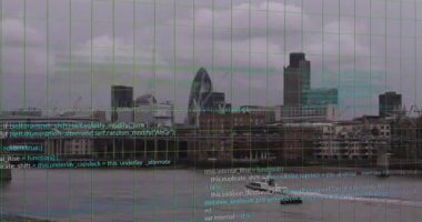 Alt üçüncü kod ufuk çizgisi ızgarasını kaplarken motorlu tekne veri akışını gösteriyor. Şehir manzarası, kentsel, modern, teknoloji, veri, ufuk çizgisi, finans