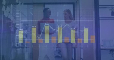 Tablet animasyon çizelgeleri kullanarak yürüyen iki profesyonel kadın iş verilerini analiz ediyor. İşbirliği, yenilik, veri analizi, kurumsal, modern, takım çalışması, teknoloji