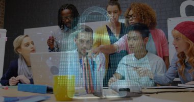 Mutlu kadın ve erkek iş arkadaşlarının üzerindeki dijital asma kilit görüntüsü. İş, veri işleme, güvenlik, bağlantılar ve teknoloji konsepti dijital olarak oluşturulmuş görüntü.