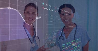 Çeşitli kadın doktorların konuştuğu veri işleme görüntüsü. Küresel tıp ve dijital arayüz kavramı dijital olarak oluşturulmuş görüntü.