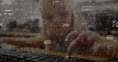 Okulda bilgisayar kullanan beyaz bir kıza karşı veri işleme ve soyut şekiller. Okul ve eğitim teknolojisi kavramı