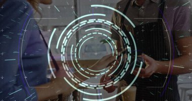 Ödeme terminalini kullanan beyaz insanların ellerinde çember oluşturma görüntüsü. İş, kablosuz ödemeler, finans ve işlem güvenliği konsepti dijital olarak oluşturuldu.