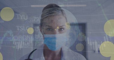 Yüz maskesi olan beyaz kadın bir doktorun veri işleme görüntüsü. Küresel tıp ve dijital arayüz kavramı dijital olarak oluşturulmuş görüntü.