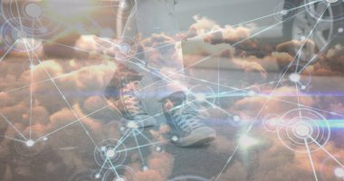 Gökyüzündeki bulutlar üzerindeki bağlantılar, sokaklarda yürüyen kadınların alt kesimlerine karşı. Küresel ağ ve bulut depolama teknolojisi kavramı