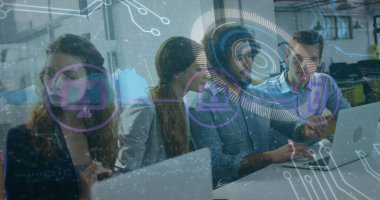 Dijital simgelerin ve yuvarlak tarayıcıların farklı meslektaşların ofiste tartıştığı görüntüler. Bilgisayar arayüzü ve iş teknolojisi kavramı