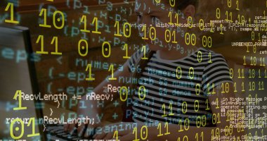 Okulda bilgisayar kullanan beyaz bir kıza karşı ikili kodlama ve veri işleme görüntüsü. Okul ve eğitim teknolojisi kavramı