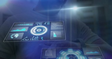 Akıllı seğirme ile işadamının veri işleme görüntüsü. Küresel iş ve dijital arayüz kavramı dijital olarak oluşturulmuş görüntü.