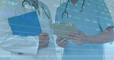 Çeşitli doktorların finansal veri işleme görüntüsü. Küresel tıp, finans ve dijital arayüz kavramı dijital olarak oluşturulmuş görüntü.