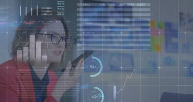 Akıllı telefon kullanan iş kadınlarının finansal veri işleme görüntüsü. Küresel iş, finans, veri işleme ve dijital arayüz kavramı dijital olarak oluşturuldu.