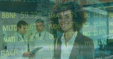 Çeşitli doktorların finansal veri işleme görüntüsü. Küresel tıp, finans ve dijital arayüz kavramı dijital olarak oluşturulmuş görüntü.