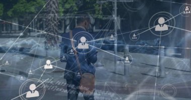 Afro-Amerikan iş adamına karşı bulutların üzerindeki profil ikonlarının görüntüsü. Küresel ağ ve iş teknolojisi kavramı