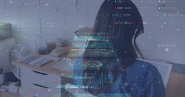 Ofisteki Kafkas iş kadınının veri işleme görüntüsü. Küresel iş, bilgisayar ve dijital arayüz kavramı dijital olarak oluşturulmuş görüntü.