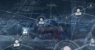 Tek elle şınav çeken formda bir adama karşı bulut üzerindeki profil simgelerinin görüntüsü. Küresel ağ ve spor teknolojisi kavramı