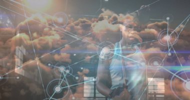 Akıllı telefon kullanan adamın üzerindeki bağlantı ağının görüntüsü. Küresel tıp ağları bağlantıları ve dijital olarak oluşturulmuş görüntü veri işleme kavramı.