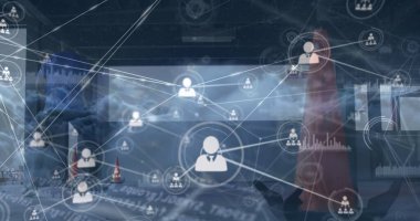 Amerikan futbolu oynayan Afrikalı bir adamın veri işleme görüntüsü. Küresel iş ve dijital arayüz kavramı dijital olarak oluşturulmuş görüntü.