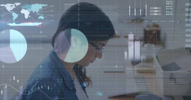 Ofisteki Kafkas iş kadınının veri işleme görüntüsü. Küresel iş, bilgisayar ve dijital arayüz kavramı dijital olarak oluşturulmuş görüntü.