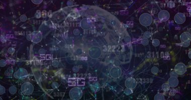 Birden fazla 5g metin, bağlantılar ağı ve mavi arkaplan karşısında dünya çapında değişen sayılar. Küresel ağ ve iş teknolojisi kavramı
