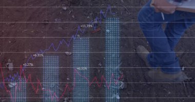 Çöp yığınındaki beyaz erkek işçinin veri işleme görüntüsü. Küresel iş ve dijital arayüz kavramı dijital olarak oluşturulmuş görüntü.