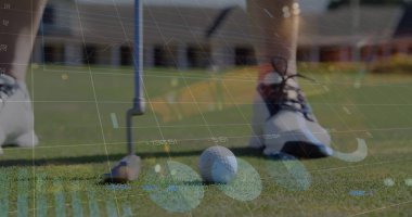 Golf oynayan beyaz adamın istatistik ve veri işleme görüntüsü. Küresel spor, yarışmalar ve veri işleme kavramı dijital olarak oluşturulmuş görüntü.