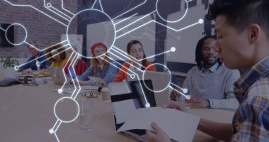 Çeşitli kadın ve erkek iş arkadaşları üzerindeki bağlantıların görüntüsü. İş, veri işleme, güvenlik, bağlantılar ve teknoloji konsepti dijital olarak oluşturulmuş görüntü.