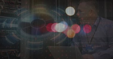 Beyazların sunucuları kontrol etmesi üzerinden geçen trafik ışıklarının bulanık görüntüsü. Veri işleme, dijital ekran, ağ güvenliği ve teknoloji konsepti dijital olarak oluşturulmuş görüntü.