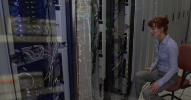 Sunucu odasında çalışan beyaz kadın mühendis için veri işleme görüntüsü. İş veri depolama teknolojisi kavramı