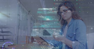 Ofisteki Kafkas iş kadınının veri işleme görüntüsü. Küresel iş, bilgisayar ve dijital arayüz kavramı dijital olarak oluşturulmuş görüntü.