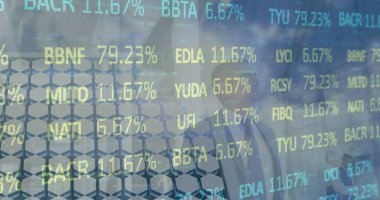 Güneş panelleri üzerinden finansal veriler, grafikler ve beyaz iş adamı görüntüsü. Yeşil enerji, eko güç, finans ve ekonomi kavramı dijital olarak oluşturulmuş görüntü.