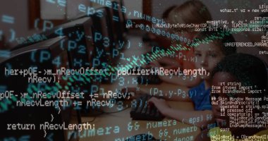 Bilgisayar kullanan ve okulda el sallayan bir grup çocuğun veri işleme sistemi. Okul ve eğitim teknolojisi kavramı