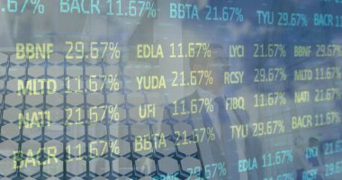 Güneş panelleri üzerinden finansal veriler, grafikler ve beyaz iş adamı görüntüsü. Yeşil enerji, eko güç, finans ve ekonomi kavramı dijital olarak oluşturulmuş görüntü.