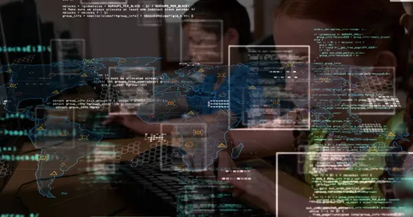 Okulda bilgisayar kullanan beyaz bir kıza karşı dünya haritasında veri işleme görüntüsü. Okul ve eğitim teknolojisi kavramı