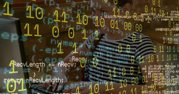 Okulda bilgisayar kullanan beyaz bir kıza karşı ikili kodlama ve veri işleme görüntüsü. Okul ve eğitim teknolojisi kavramı