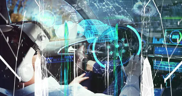 VR kulaklık takan bir adamın araba kullanması üzerine bağlantı ve veri işleme ekranları. Küresel ağ ve fütüristik teknoloji kavramı