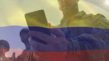 Askeri asker akıllı telefonu ele geçirip dinlerken müttefik bayrak altında telsiz bağlantısı kuruyor. Güvenlik, teknoloji, iletişim, taktik, gözetim, takım çalışması, dayanıklılık