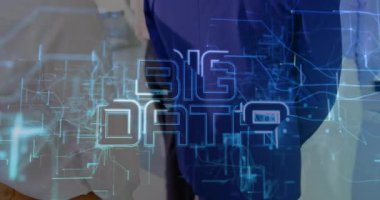 Analistler bilgi toplamak için veri toplayıp incelerken, yüzen mavi devreler Büyük Veri Alanı 'nı oluşturuyor. Teknoloji, yenilik, bağlantı, işbirliği, girişim, analitik, dijital