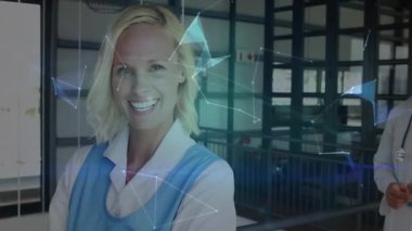 Hemşire gülümsüyor, klinikte inceleme başlatılıyor, doktor tableti dijital dünyaya çağırıyor. Tıbbi, sağlık, teknoloji, işbirliği, teşhis, modern, profesyonellik