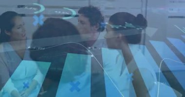 Konferans odasında sohbet eden ve finansal örtüşmelerde kaybolan dört meslektaş, veriler üzerinde işbirliği yapıyorlar. İşbirliği, takım çalışması, analitik, iş, tartışma, yenilik, veri görselleştirme