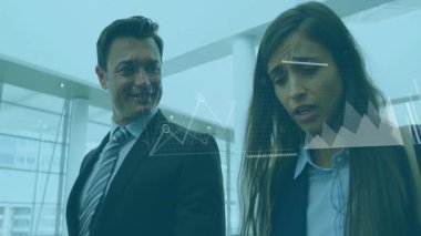 Avluda yürürken gülümseyen meslektaşlar iş görüşleri için tablet üzerinde veri örtüşmeleri başlatıyorlar. Şirket, takım çalışması, modern, profesyonel, analitik, girişim, işbirliği