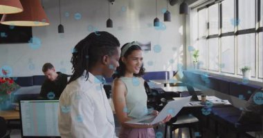 İş arkadaşları metrikleri inceliyor, ekranı açıyor ve veri simgelerini canlandırıyor sonra da bilgisayarı kapatıyorlar. İşbirliği, analitik, dijital, yenilik, takım çalışması, teknoloji, üretkenlik