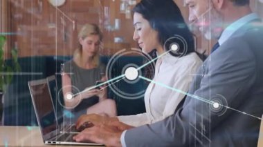 Bilgisayarlarda yazı yazan iki profesyonel iş teknolojisi merkezinde ağ grafiği oluşturuyorlar. İşbirliği, bağlantı, dijital, modern, çalışma alanı, teknoloji, beyin fırtınası