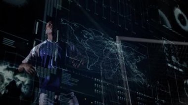 Mavi oyuncu, futbol antrenmanında analiz için kırmızı oyuncunun atlama başlığını işaret ediyor. Futuristik, teknolojik, atletizm, işbirliği, yenilik, görselleştirme, motivasyon