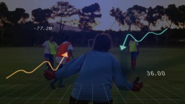 Turuncu önlükteki GK izleme sürgüsü sürtünme sürüşü spor talimindeki güncelleme ölçümleri ile birlikte. Atletik, takım çalışması, fitness, taktik, strateji, eğitim, açık hava