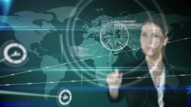 Teknoloji sunucusu haritada parmak kaldırıyor, küresel ağ düğümlerini genişleterek parlayan küreyi çalıştırıyor. Teknoloji, bağlantı, yenilik, veri, dijital arayüz, iletişim
