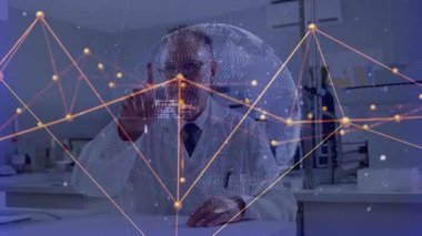 Kıdemli bilim adamı laboratuvarda holografik küreyi cisimleştiriyor, ağ düğümlerini keşfediyor ve kodu güncelliyor. Teknoloji, yenilik, araştırma, görselleştirme, veri, bağlantı, bilim