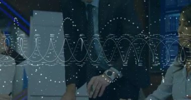 Ekip analiz çizelgeleri üst üste yerleştirirken iş dünyasının yönetim kurulu üyelerinin sayısı artıyor. Analizler, işbirliği, veri, sunum, profesyonel, kurumsal, tartışma